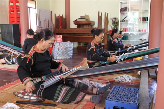 Bên hồ Lắk người Mnông đưa sản phẩm nghề truyền thống thành sản phẩm du lịch đặc trưng