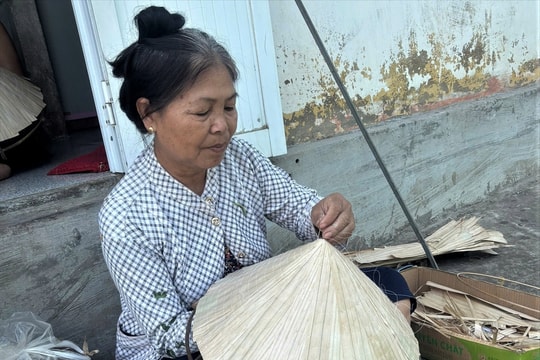 Gửi "hồn quê" trên từng vành nón lá