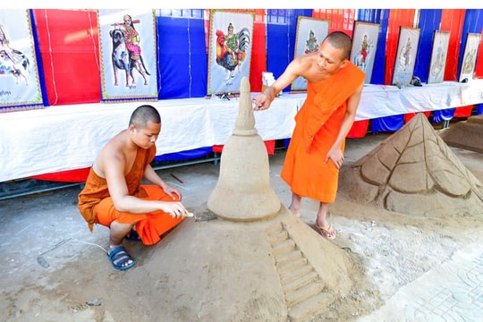 Đắp núi cát - Nghi lễ đậm giá trị nhân văn trong Tết Chôl Chnăm Thmây của đồng bào Khmer