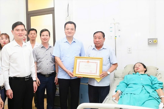 Tặng Bằng khen cho nữ công nhân môi trường đô thị dũng cảm cứu người trong dông lốc