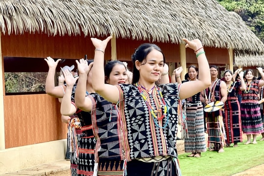 Đồng bào Cơ Tu kiên trì bên khung dệt thổ cẩm