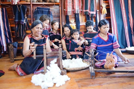 Trải nghiệm cùng đồng bào, du khách quốc tế mong nhiều lần quay trở lại làng Kép