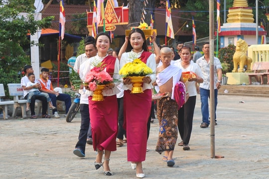 Cách con trai Khmer nuôi dưỡng đạo hiếu và gieo mầm thiện lành trong tâm hồn