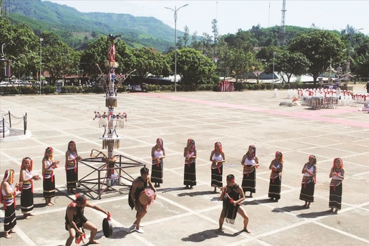 Người giữ nhịp chiêng dân tộc Co