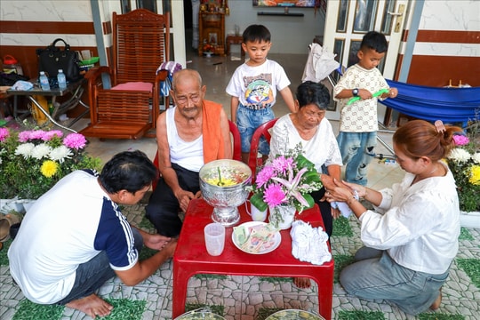 Tắm cho cha mẹ - Đạo hiếu trong Tết Chôl Chnăm Thmây của đồng bào Khmer