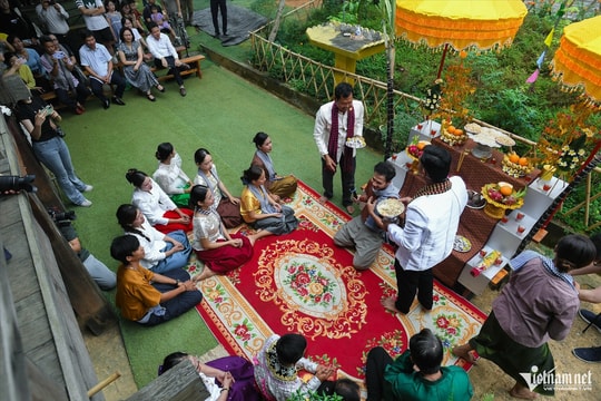 Xem người Tày, Khmer, Chu Ru... thực hành nghi lễ truyền thống giữa lòng Hà Nội