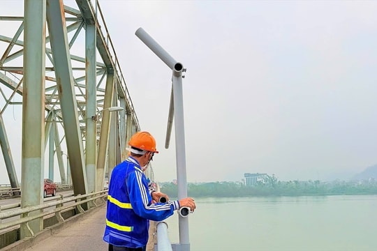 Khẩn trương thi công “lá chắn nhân văn” trên cầu Bến Thủy 1