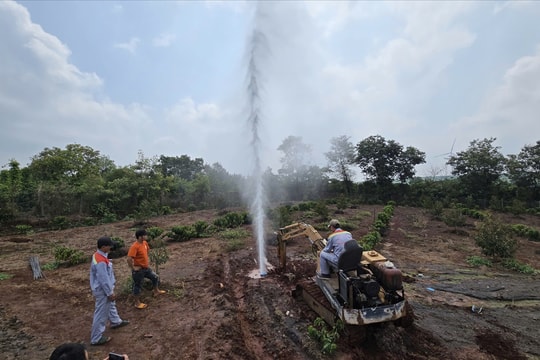 Giếng khoan ở Gia Lai tự phun nước cao hơn 20 mét