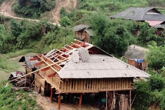 Hàng chục ngôi nhà bị hư hỏng do mưa dông ở Lào Cai