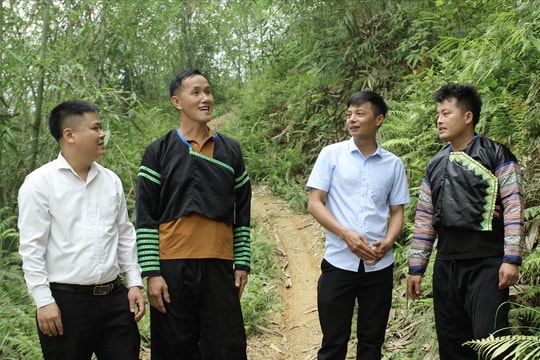 Người có uy tín Sổng A Dũng "dệt sắc xanh" cho thôn nghèo