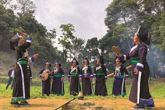 Từng phụ kiện, trang phục của người Pa Dí  đều gắn liện với cội nguồn của tộc người
