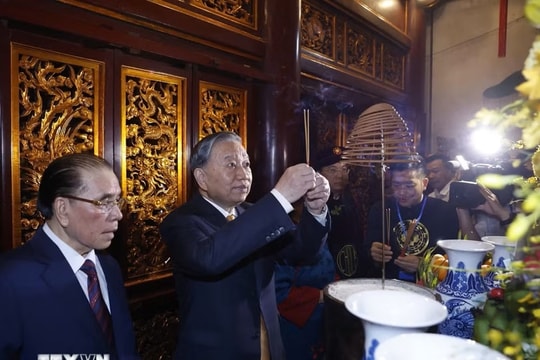Trang nghiêm Lễ dâng hương tưởng niệm các Vua Hùng trên đỉnh núi Nghĩa Lĩnh