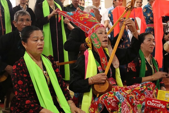 Hàng nghìn du khách đến trải nghiệm Lễ hội Then Kin Pang