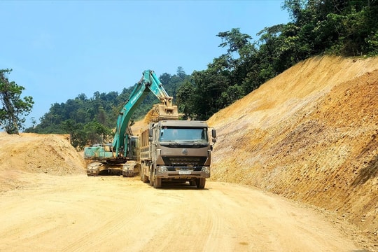 Xuyên rừng mở đường, “đánh thức” những bản làng vùng cao