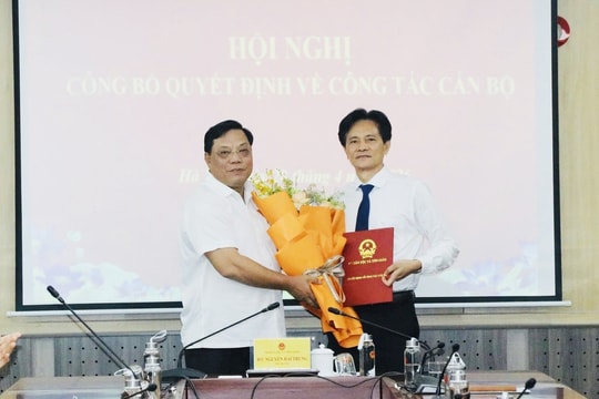 Bộ Dân tộc và Tôn giáo trao quyết định nghỉ hưu cho Giám đốc Nhà khách Dân tộc