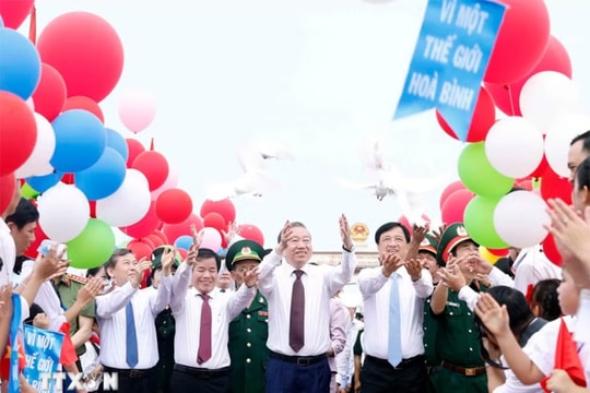 Tổng Bí thư, Chủ tịch nước dự Lễ Thượng cờ "Thống nhất non song"