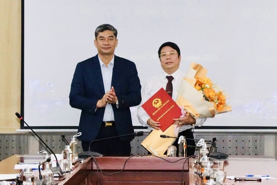 Thứ trưởng Y Vinh Tơr trao quyết định bổ nhiệm Phó Vụ trưởng Vụ Tuyên truyền công tác dân tộc, tôn giáo