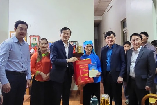 Đồng chí Đoàn Minh Huấn thăm, tặng quà gia đình chính sách Lai Châu