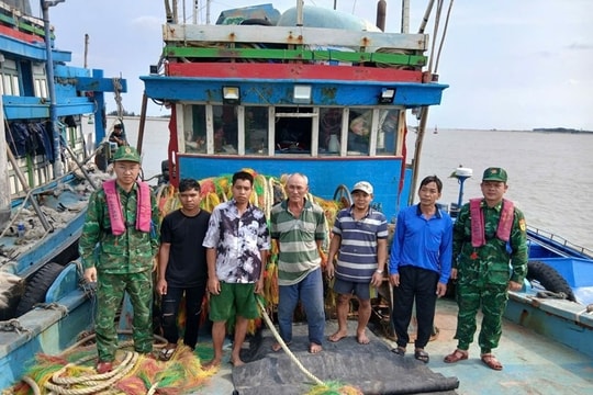 Bắt giữ 2 tàu cá vận chuyển trái phép 15.000 lít dầu DO tại cửa sông Ninh Cơ