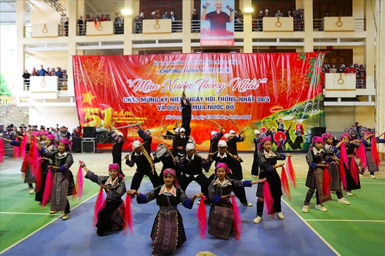 [Photo] Ấn tượng màn múa khèn, múa khăn của các "nghệ sĩ nhí"