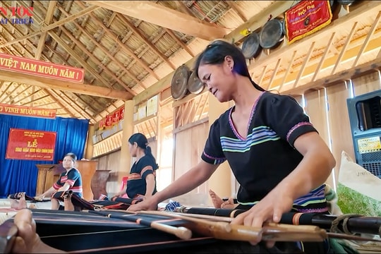 [Video] Để sắc màu thổ cẩm của người Gié Triêng không phai