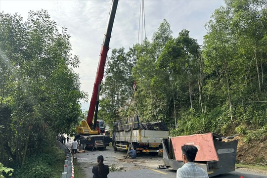 Quảng Ngãi: Lật xe ô tô tải dưới chân đèo Violak, 2 người tử vong