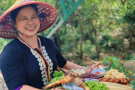 Phụ nữ Bru Vân Kiều làm du lịch bên suối A Lao