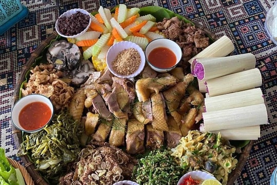 Ẩm thực người Mường: Gắn kết người với người quanh mâm cỗ lá giản dị
