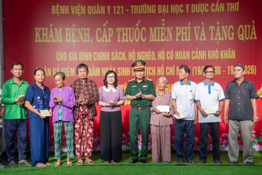 Lực lượng vũ trang Quân khu 9 khám bệnh, tặng quà người dân có hoàn cảnh khó khăn ở An Giang