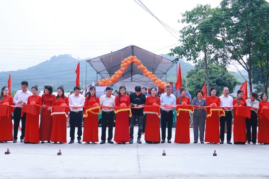 Người dân Bình Ca đón cây cầu mơ ước