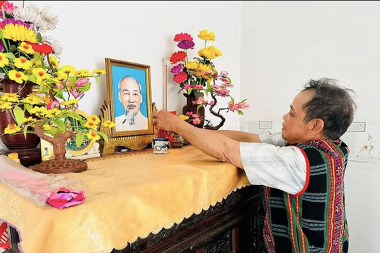 Bác Hồ trong trái tim đồng bào Ba Na