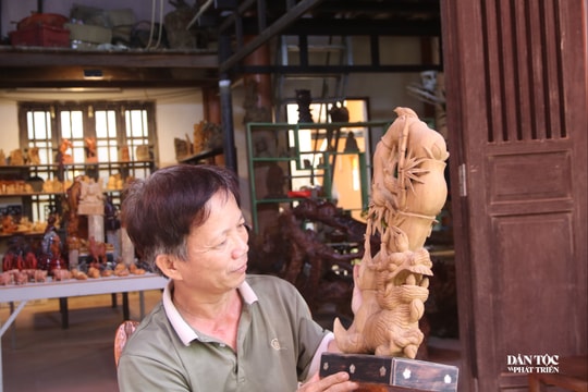 Nghệ nhân hơn 4 thập kỷ “tự tình” với gỗ