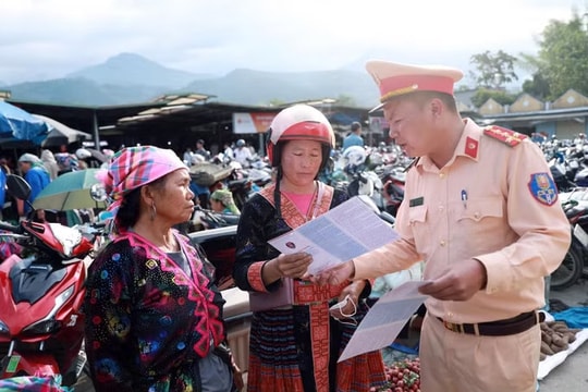 Đến chợ phiên, tuyên truyền pháp luật bằng tiếng dân tộc để dễ hiểu, gần dân hơn