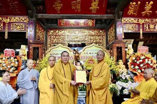Trao hơn 70 phần quà cho học sinh nghèo vượt khó nhân dịp mừng Đại lễ Phật đản
