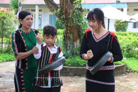Tiếng chiêng kết nối học sinh với nguồn cội