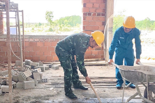 Quân đội làm "thợ hồ" xây dựng trường học biên giới