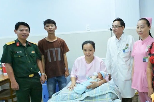 Khen thưởng các tập thể, cá nhân cứu sống sản phụ bị rắn độc cắn