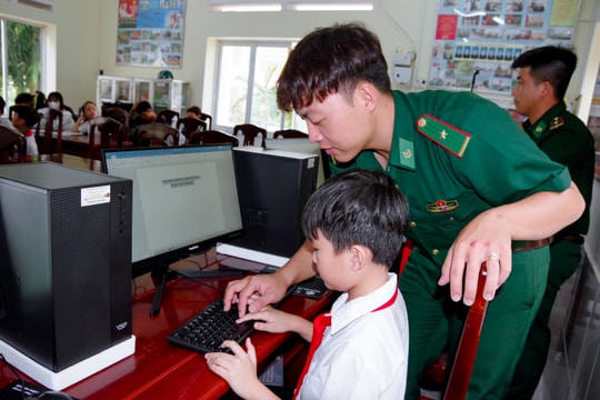 Trang bị kỹ năng số cho học sinh nghèo biên giới biển Cần Thơ