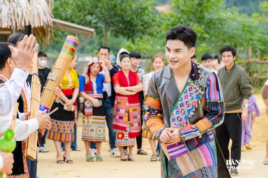 Chàng ca sĩ của "núi" mang âm hưởng đại ngàn bay xa