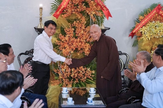 Phó Thủ tướng Nguyễn Văn Thắng chúc mừng Đại lễ Phật đản tại Huế