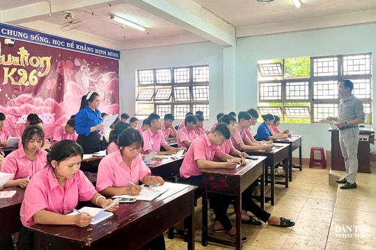 Tiếp sức học sinh vùng DTTS vượt “vũ môn”