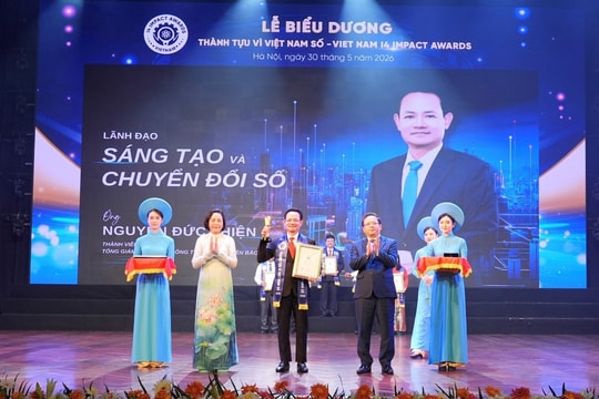 Tổng Giám đốc EVNNPC Nguyễn Đức Thiện nhận Giải thưởng “Lãnh đạo sáng tạo và chuyển đổi số”