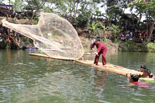 Độc đáo lễ hội cả cộng đồng người Mường xuống suối đánh cá