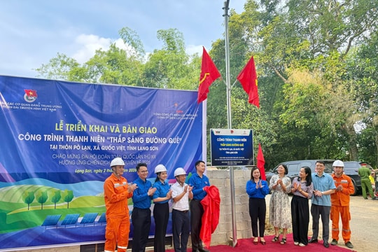 Thắp sáng đường biên, chắp cánh ước mơ cho trẻ em vùng cao