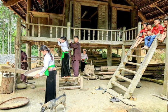 "Giải mã" về 9 bậc cầu thang của người Mường