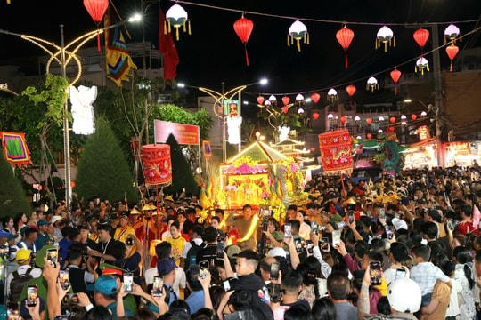 Lễ rước Bà Chúa Xứ Núi Sam thu hút cả "biển người"