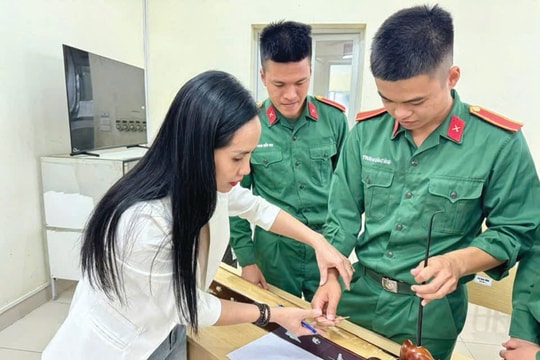 Nữ Nghệ sĩ Ưu tú bền bỉ "giữ hồn" đàn bầu Việt