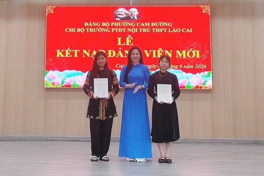 Hai học sinh dân tộc thiểu số được kết nạp Đảng trước ngày thi tốt nghiệp THPT