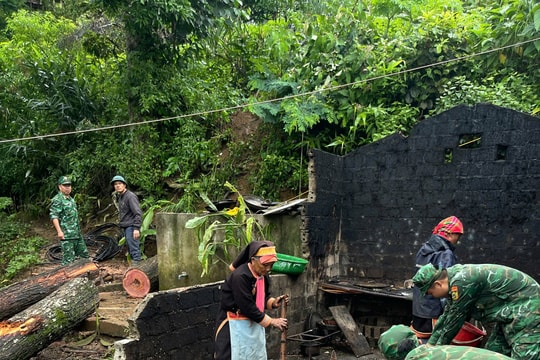 Mưa dông làm cây lớn đổ sập nhà bếp của 1 hộ dân