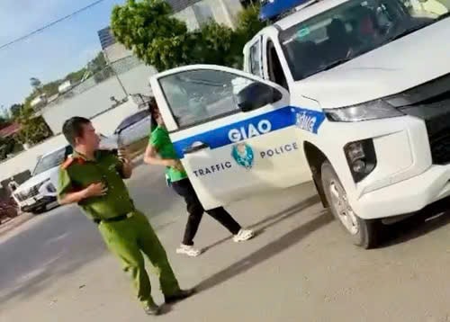 Cảnh sát Giao thông đến tận nhà động viên và đưa thí sinh đến điểm thi kịp thời